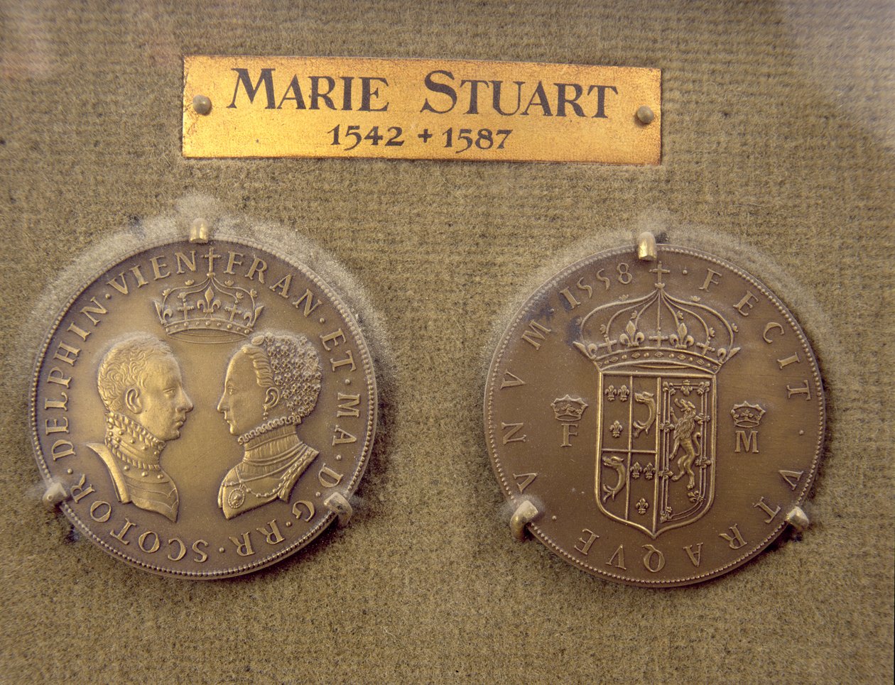 Münze, geprägt nach der Hochzeit von Maria Stuart (1542-87) und Franz II. (1544-60) 1588 von French School