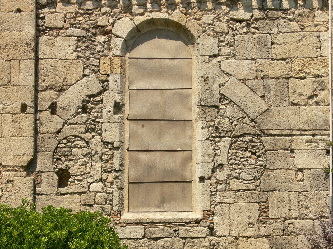 Ansicht eines zugemauerten alten Fensters von French School