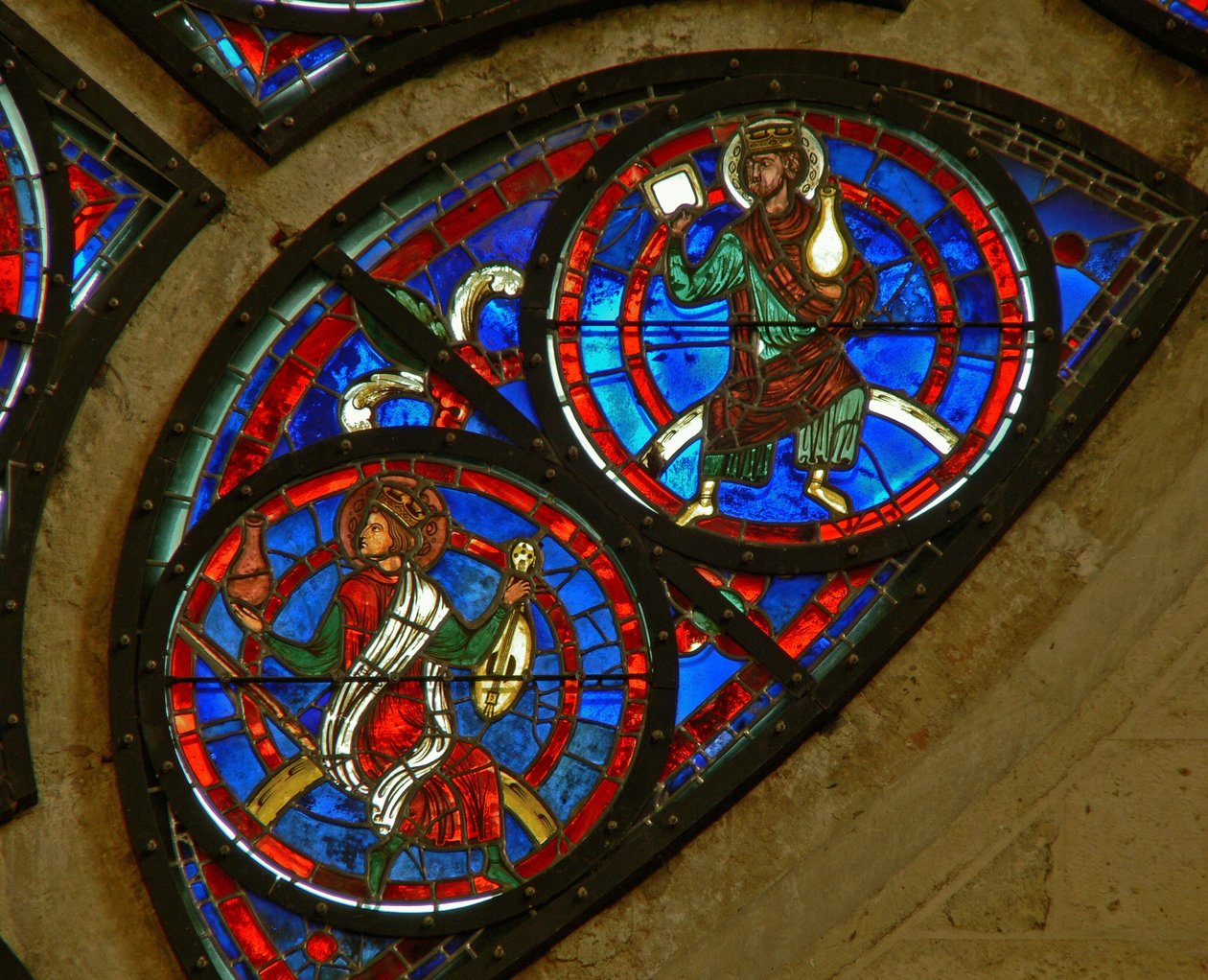 Detail des Ostrosenfensters mit zwei Ältesten der Apokalypse von French School