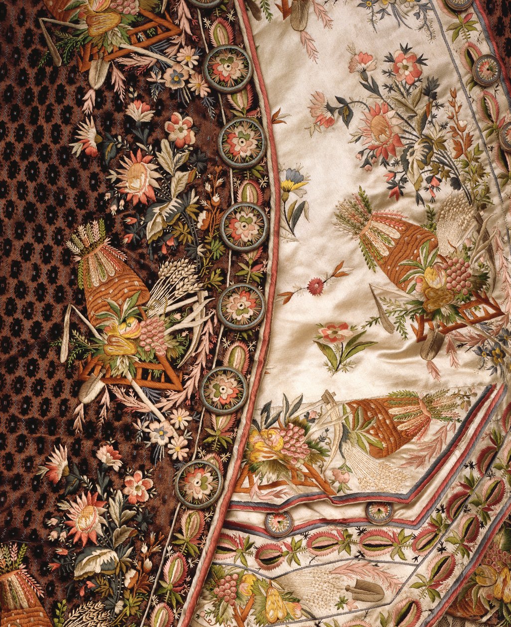Detail eines prächtigen Anzugs aus braunem Samt, bestehend aus Mantel, Kniebundhose und Weste aus elfenbeinfarbener Seide, ca. 1760 von French School