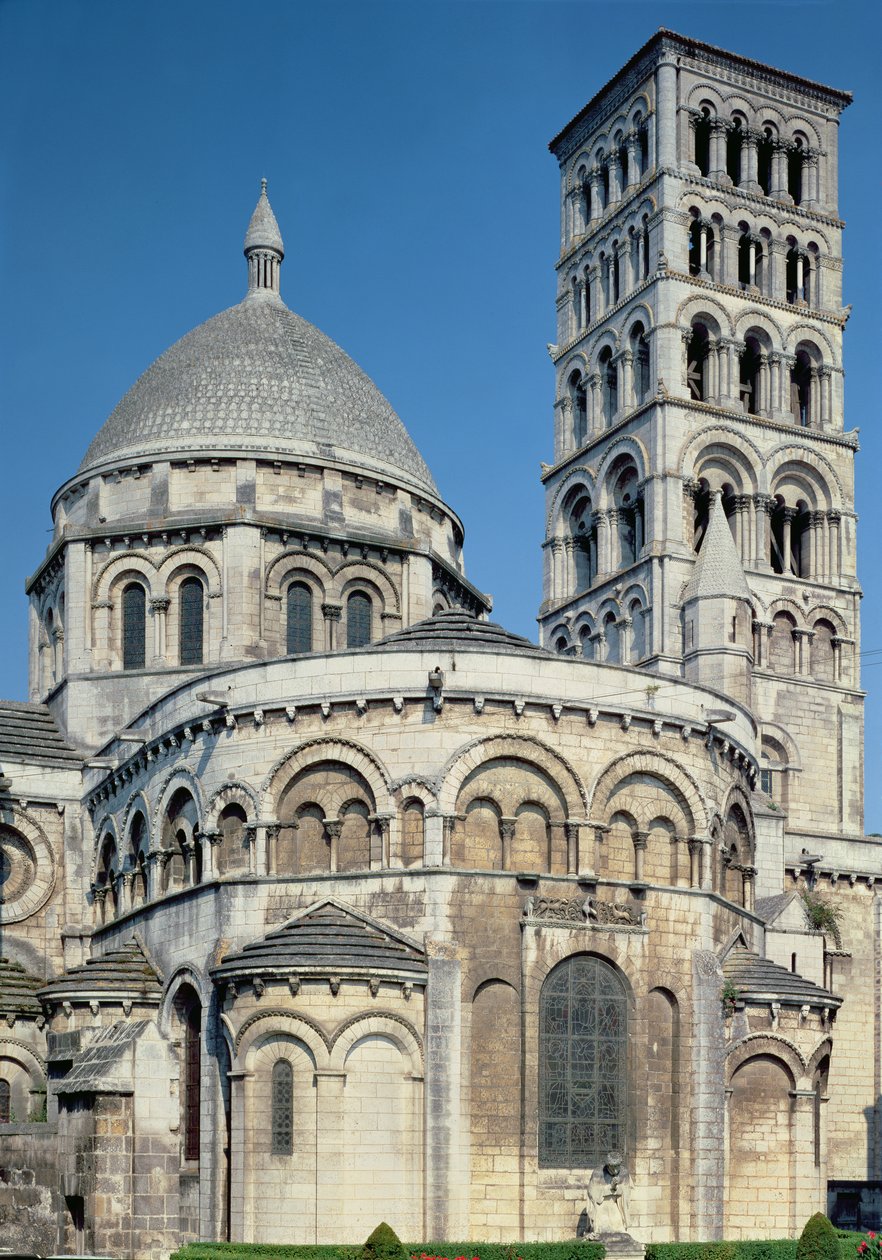 Außenansicht des Chors mit den Apsidenkapellen und dem Glockenturm, erbaut ca. 1125-1135 von French School
