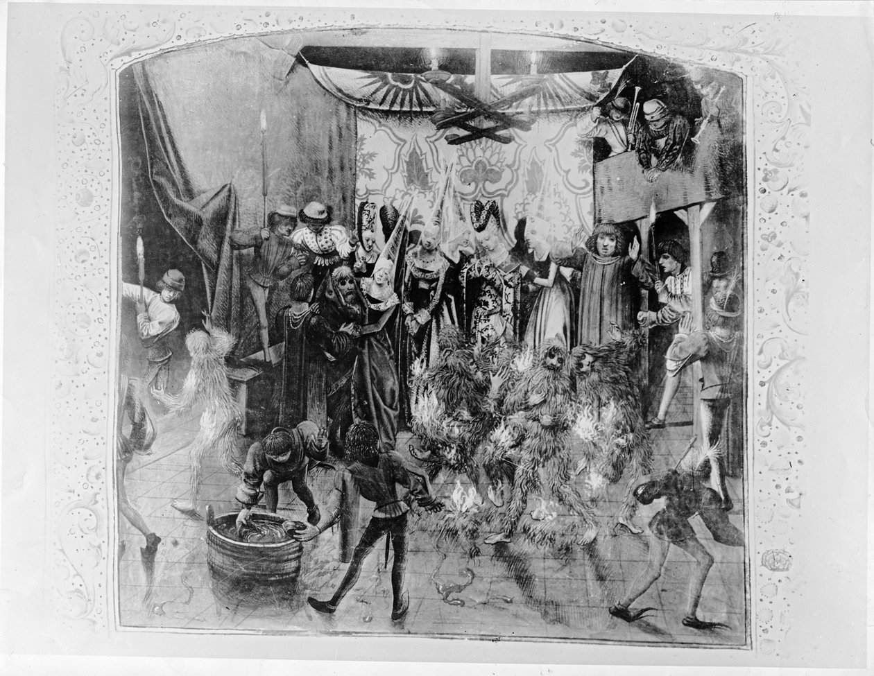 Fr 2646 f.176 Bal des Ardents, Karl VI (1380-1422) wird von der Herzogin von Berry gerettet, nachdem Louis von Orleans die Kostüme der Tänzer in Brand gesetzt hat, aus Froissarts Chronik, 1392 von French School