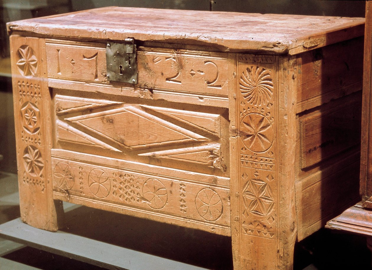 Möbel: geschnitzte Bauerntruhe zur Aufbewahrung von Leinen. 1722. Nationalmuseum für Volkskunst und Traditionen, Paris von French School
