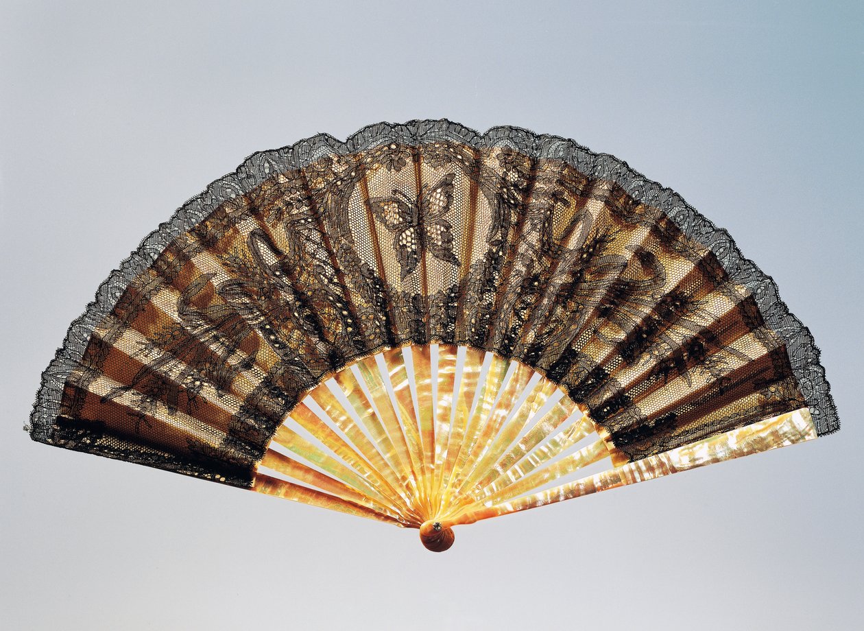 Halbtrauer-Handfächer mit gesticktem Schmetterling, klarer Seidenblatt in Chantilly-Spitze und Perlmutt-Rippen von French School