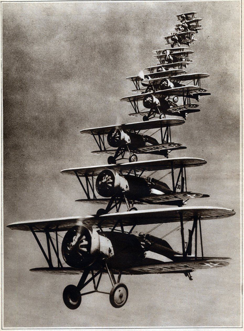 Militärische Luftfahrt: Eine amerikanische Staffel während eines Luftmanövers an der Pazifikküste von French School