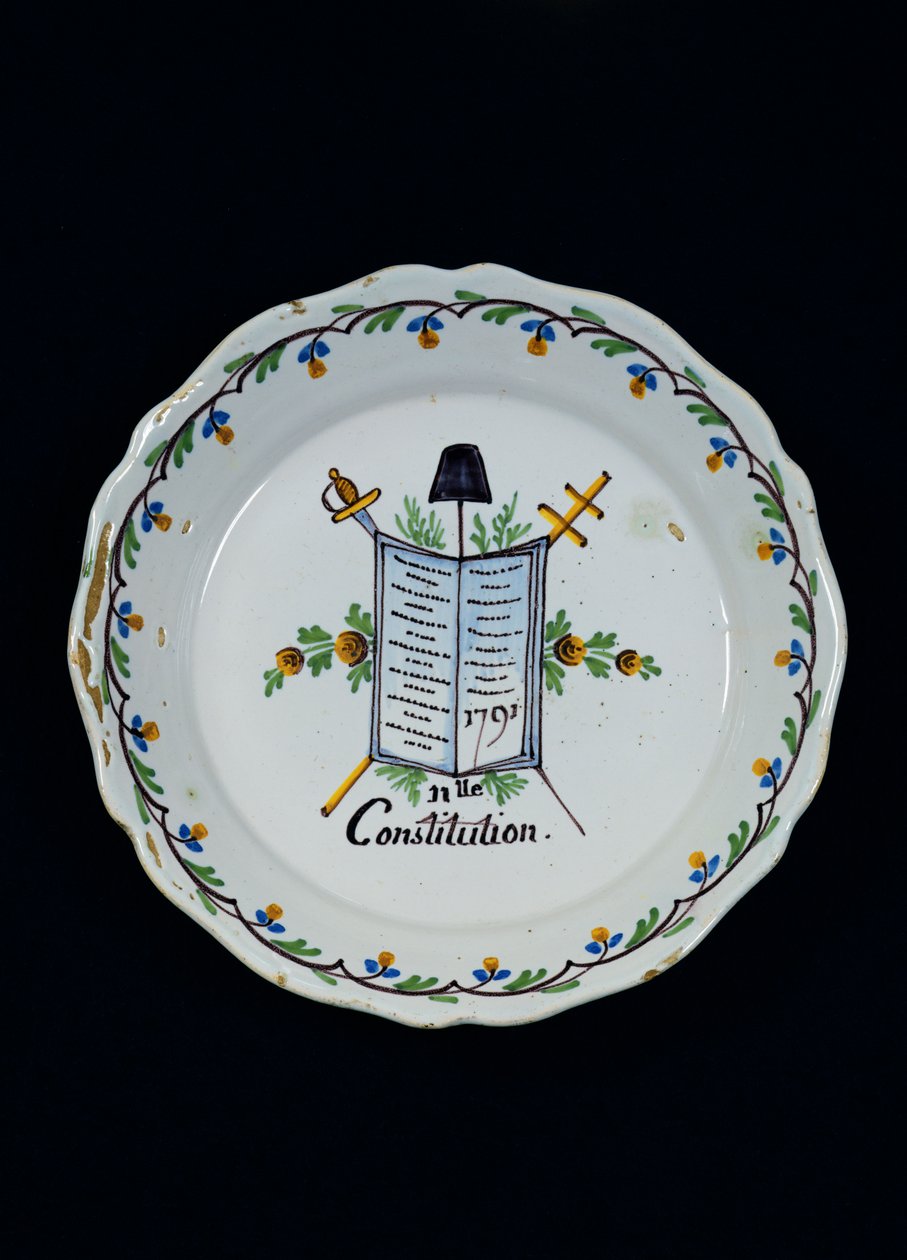Teller verziert mit dem Buch der Verfassung, verbunden mit den drei Ständen, 1791 von French School