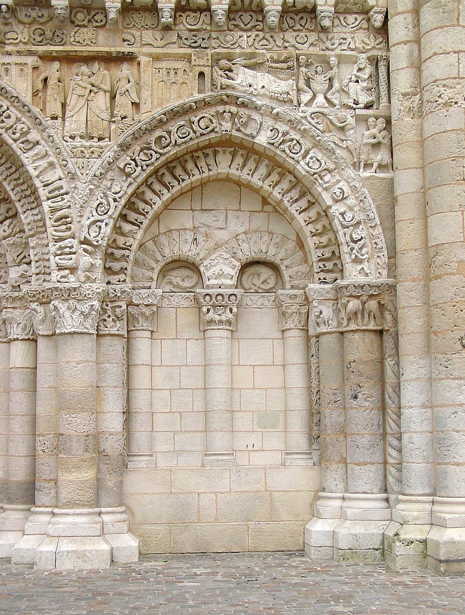 Portal von der Westfassade von French School