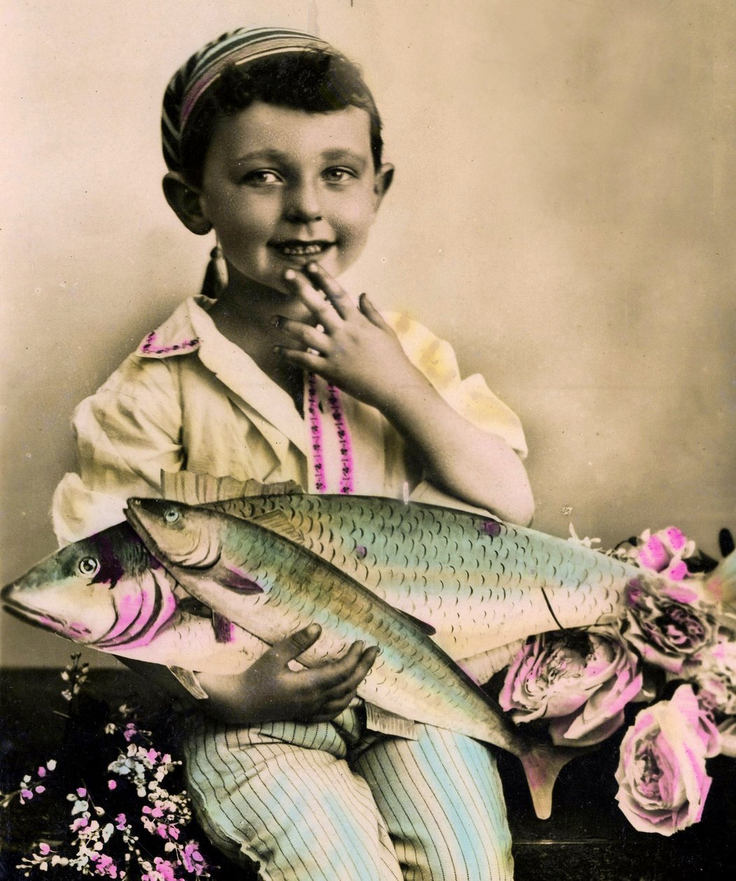 Porträt eines Jungen mit einem Fisch, ca. 1898 von French School