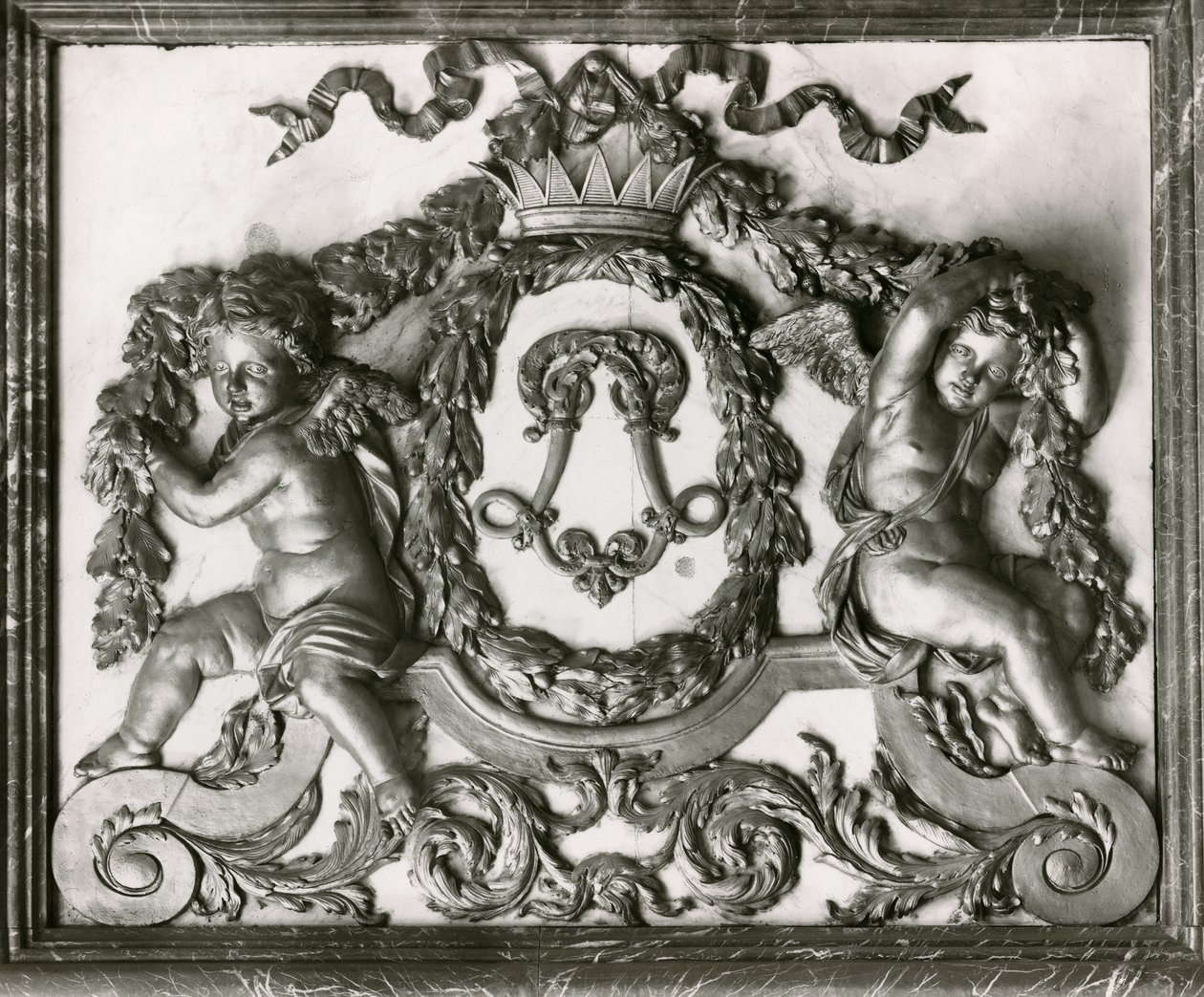 Putti flankieren das Initial L an der Tür des Salon des Gardes de la Reine von French School