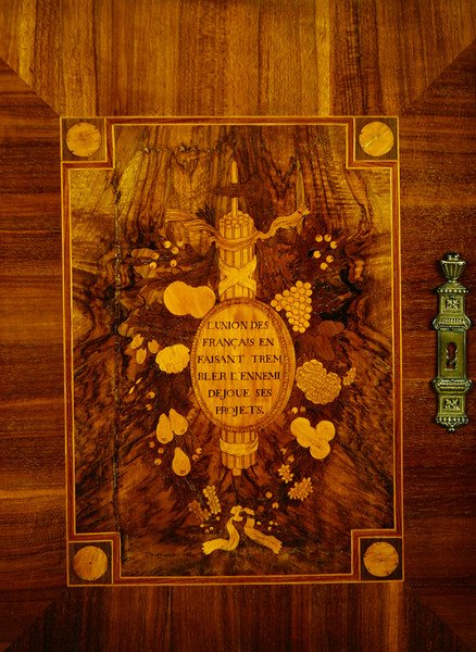 Sideboard mit Marketerie-Design von Emblemen und Mottos der Französischen Revolution von French School