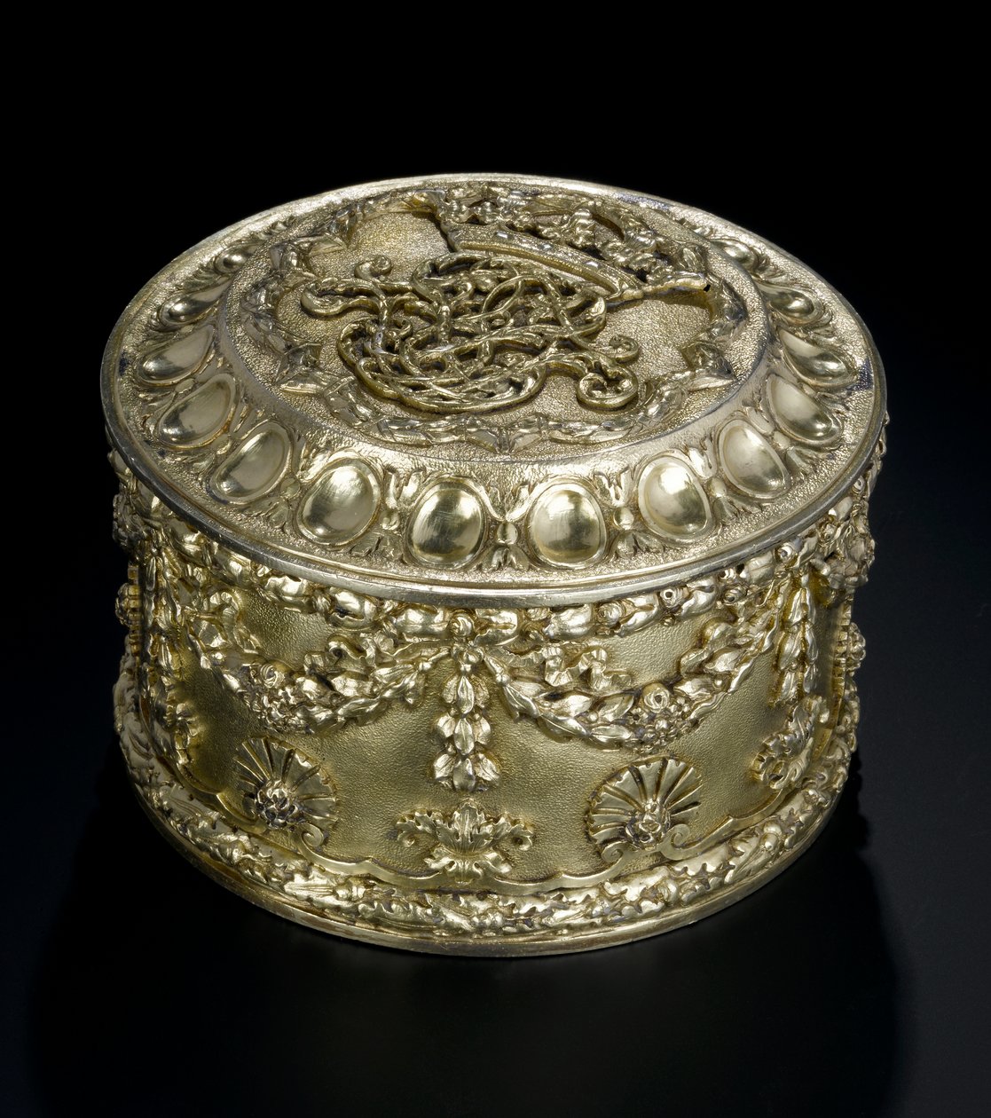 Silbervergoldete runde Dose mit Deckel aus dem Lennoxlove-Toilettenset, im Besitz von Frances Teresa Stewart, Herzogin von Richmond und Lennox: Französisch, Paris, geprüft zwischen April und September 1672 von French School