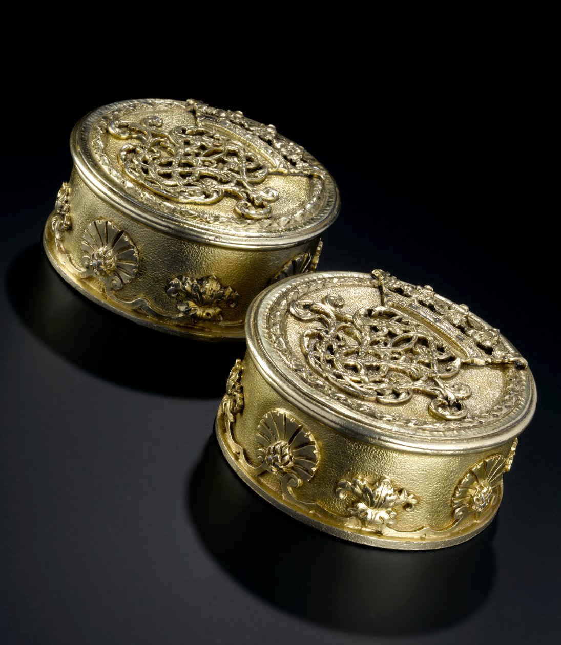 Silbervergoldete kleine runde Dose mit Deckel aus dem Lennoxlove-Toilettenset, im Besitz von Frances Teresa Stewart, Herzogin von Richmond und Lennox: Französisch, Paris, geprüft zwischen September 1672 und Oktober 1674 von French School