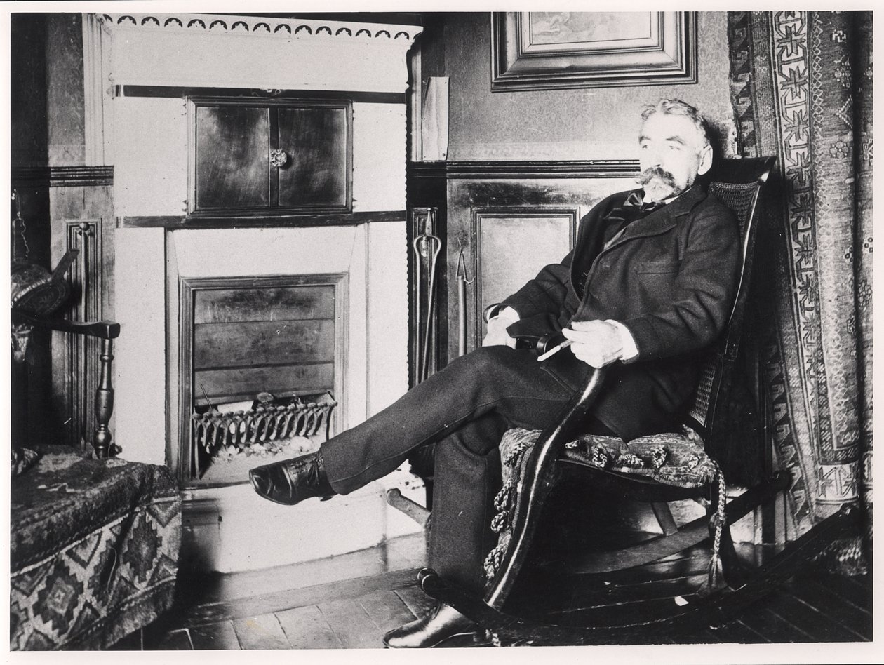 Stéphane Mallarmé (1842-98) sitzt am Kamin in seinem Haus in der Rue de Rome, Paris von French School