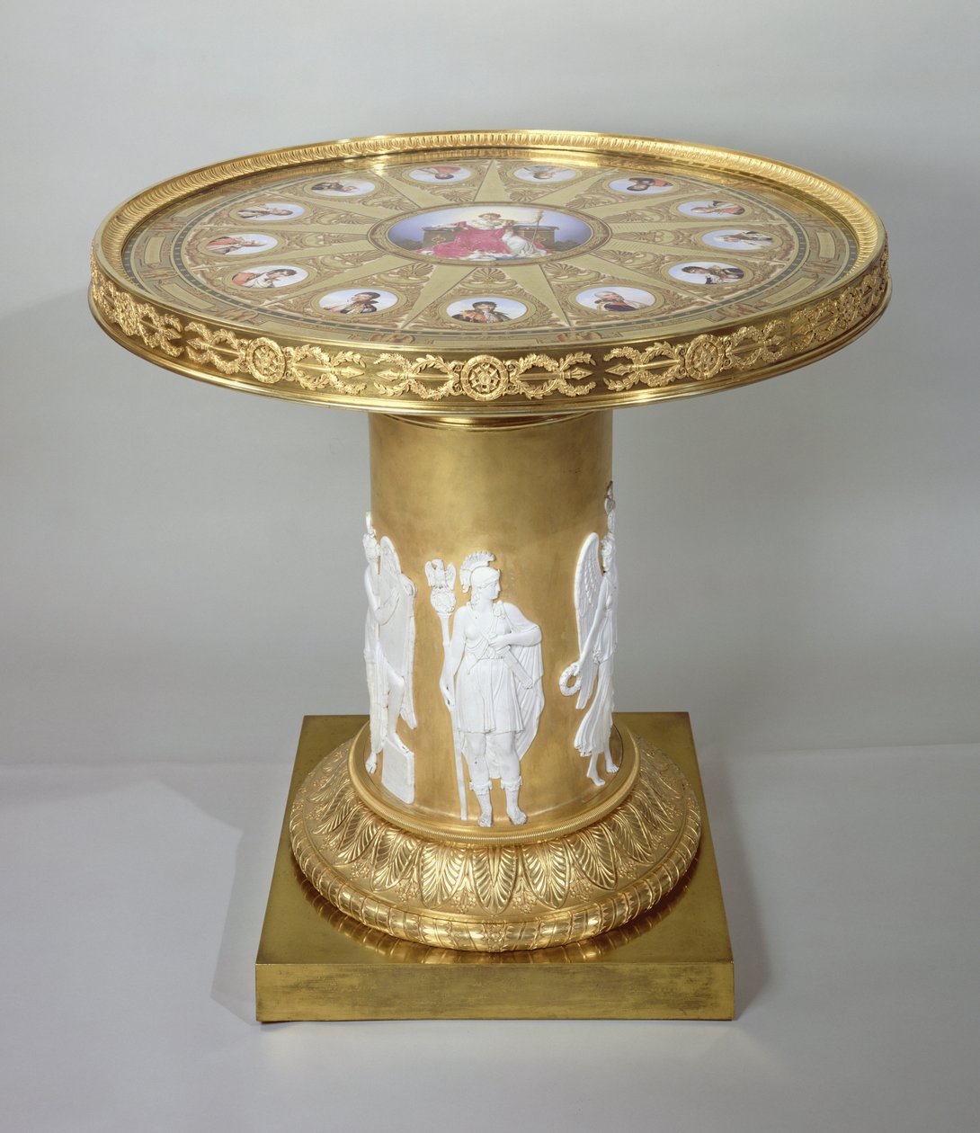 Der Austerlitz-Tisch, eingelegt mit Sèvres-Plaketten zur Erinnerung an Napoleons Sieg bei Austerlitz, 1808-10 (Gold & Porzellan) von French School
