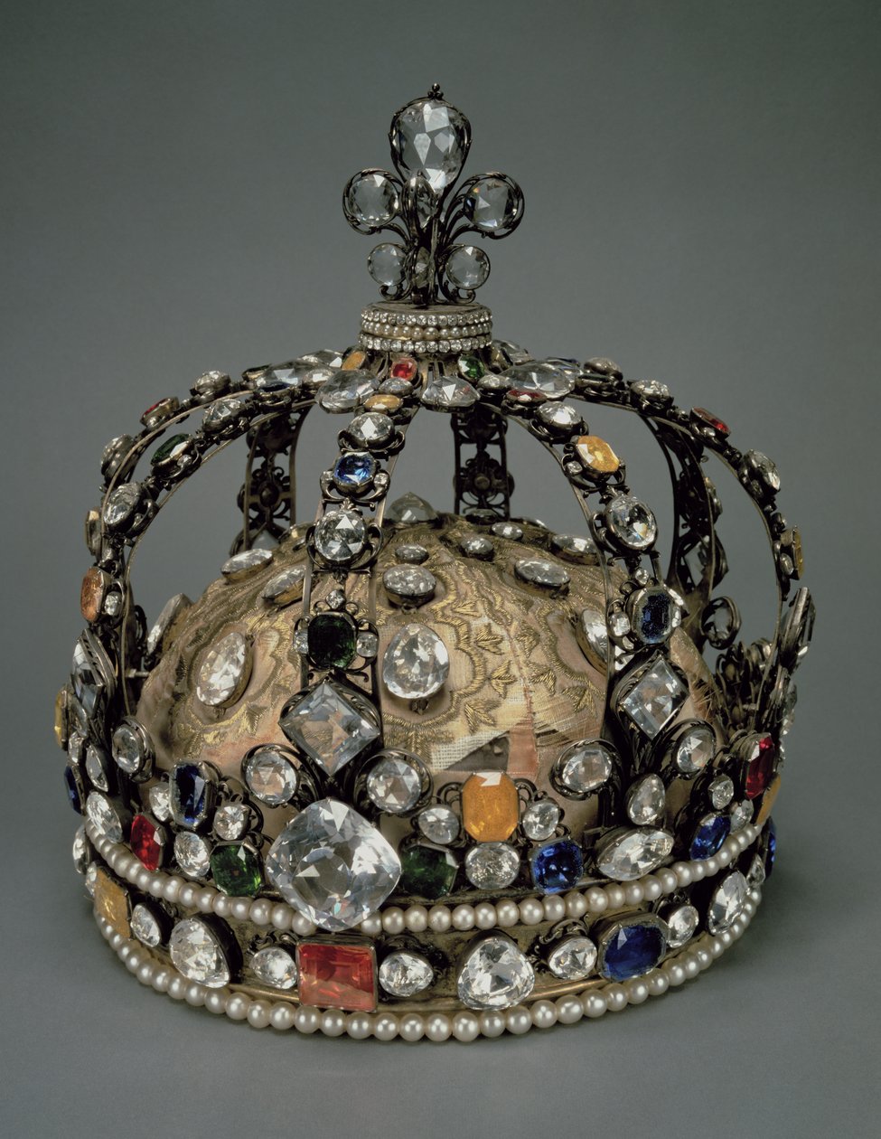 Die Krone von Ludwig XV., 1722 (vergoldetes Silber, Ersatzsteine & Perlen) von French School