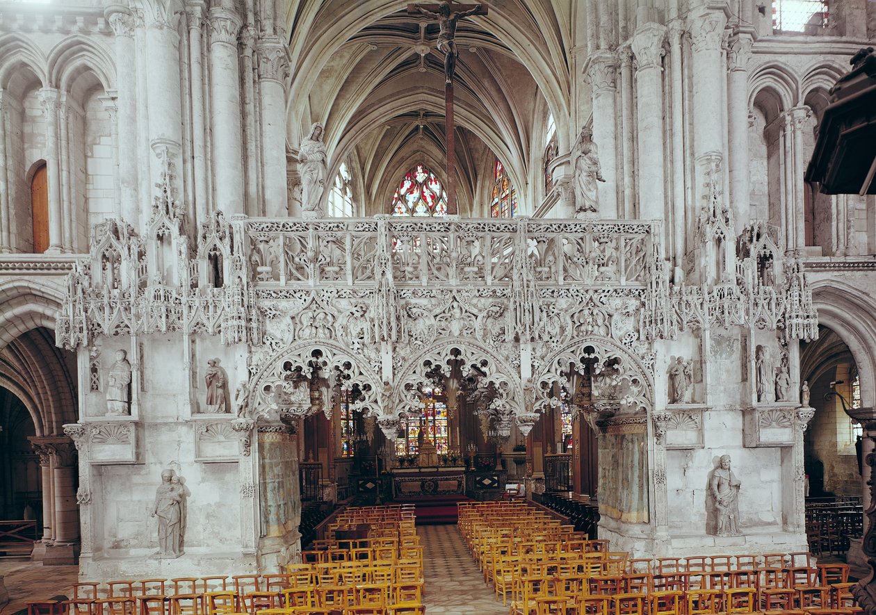 Das Kirchenschiff und das Innere der Eglise Sainte-Madeleine, mit dem im Flamboyant-Gotik-Stil von Jean Gailde zwischen 1508-17 dekorierten Schirm von French School