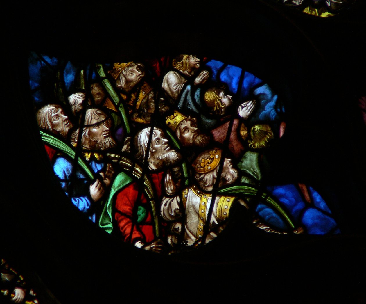 Das westliche Rosenfenster zeigt eine Szene aus dem Buch der Offenbarung: Menge vor dem Thron Gottes, in weißen Gewändern, die Palmen tragen (7:9-12). (weiße Gewänder sind hier etwas gefärbt!) von French School