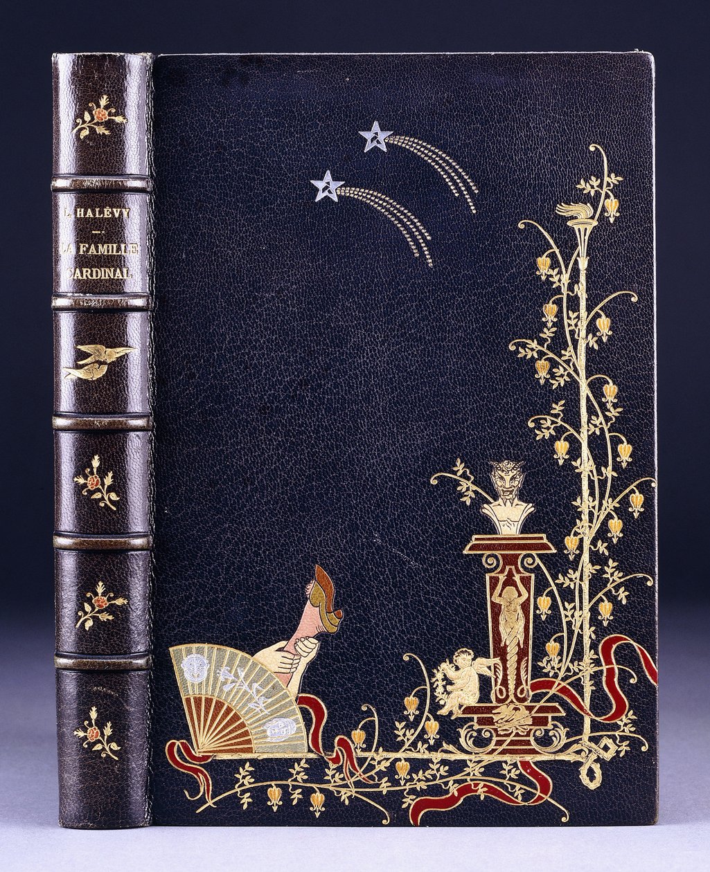 Oberer Buchdeckel mit zwei Sternschnuppen, einer Fackel, Laub, Faun auf Sockel, Putto und einem Bein hinter einem Fächer, 1893 von French School