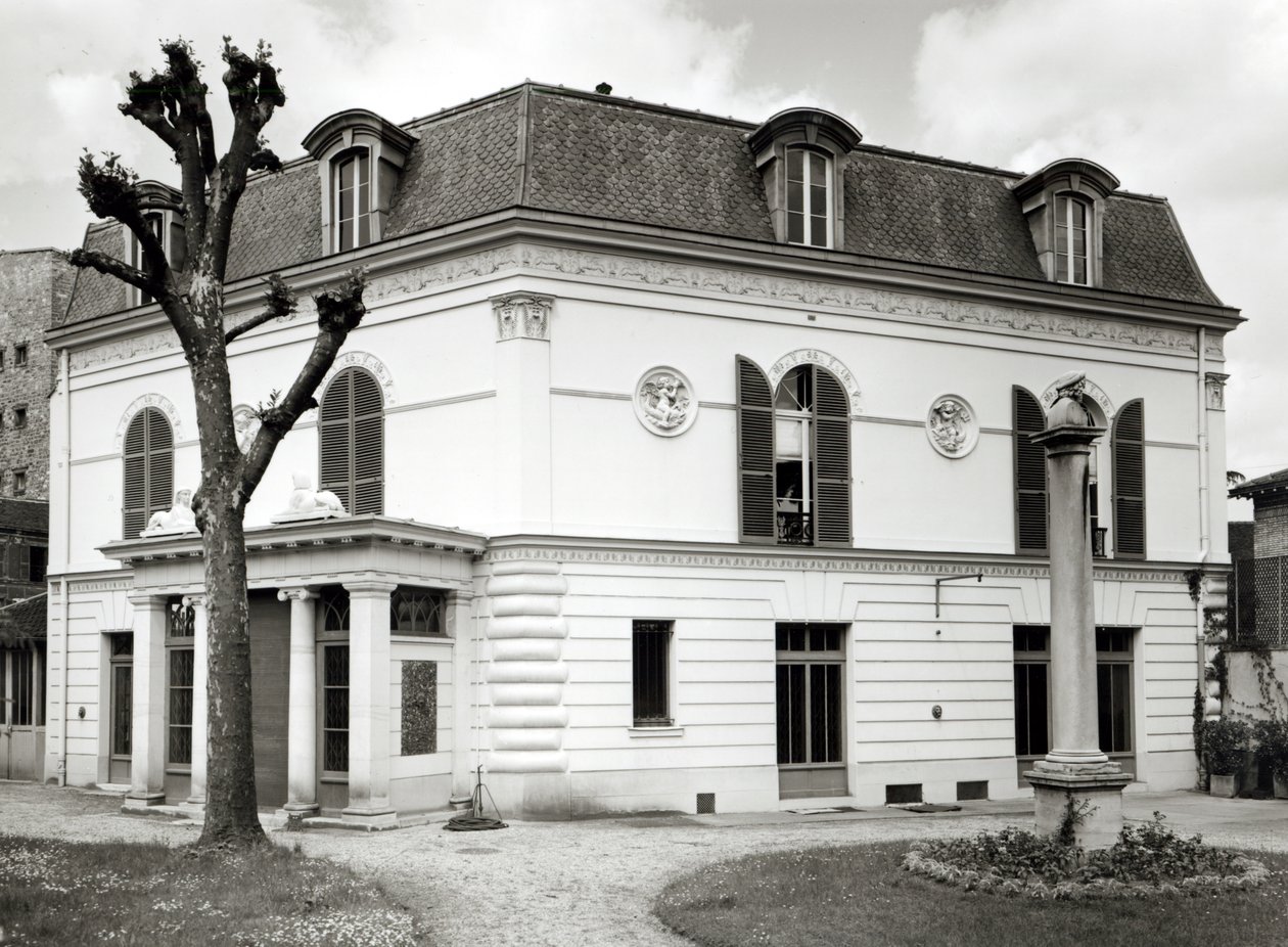 Ansicht der Fassade der Bibliothèque Marmottan vom Garten aus, gebaut 1880-1921 von French School