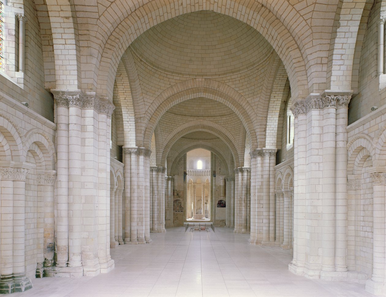 Ansicht des Kirchenschiffs und der Apsis der Abteikirche mit den Effigien von Heinrich II. und seiner Frau Eleonore von Aquitanien von French School