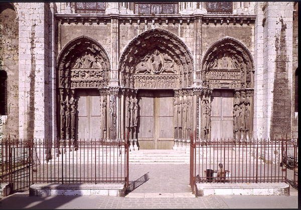 Westfassade mit den drei Türen des Königlichen Portals, darstellend (von links nach rechts) die Himmelfahrt, Christus in Majestät mit den Symbolen der Evangelisten und die Madonna mit Kind auf dem Thron, ca. 114 von French School