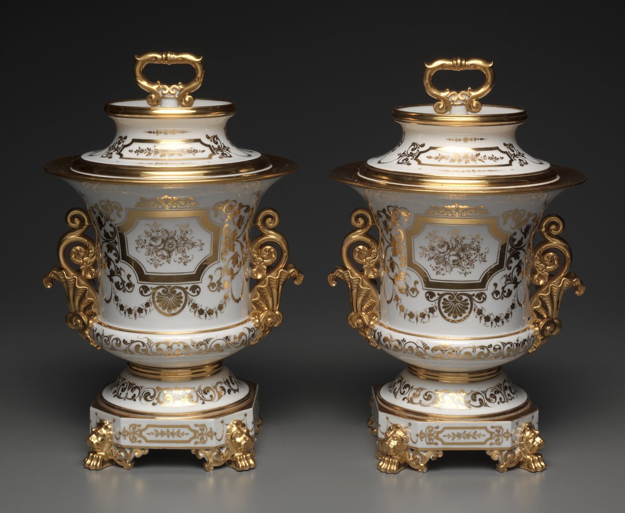 Weiß-goldene Eiskübel mit Deckel, Fabrik von Jacob-Petit von French School