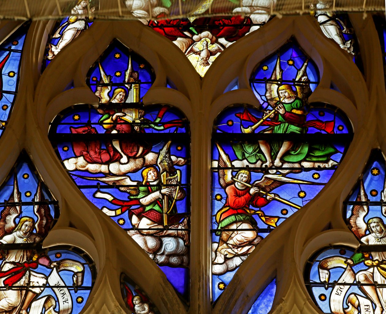 Fenster, das Engelmusiker zeigt: Trompete, Harfe, Flöte, Orgel von French School