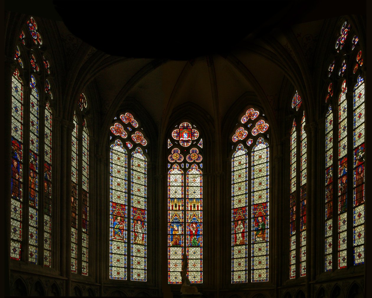 Fenster, das einen Blick auf die Ostkapelle darstellt: Die zentralen drei Fenster sind modern, aber die anderen stammen aus dem späten dreizehnten Jahrhundert von French School