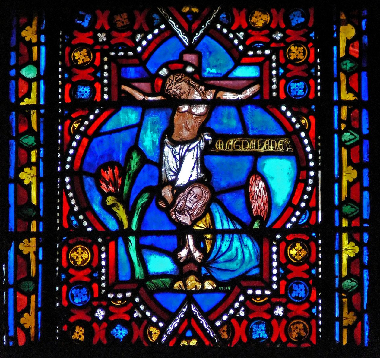 Fenster n1-L, eine Szene aus dem Leben der heiligen Maria Magdalena darstellend - die Heilige am Fuß des Kreuzes von French School