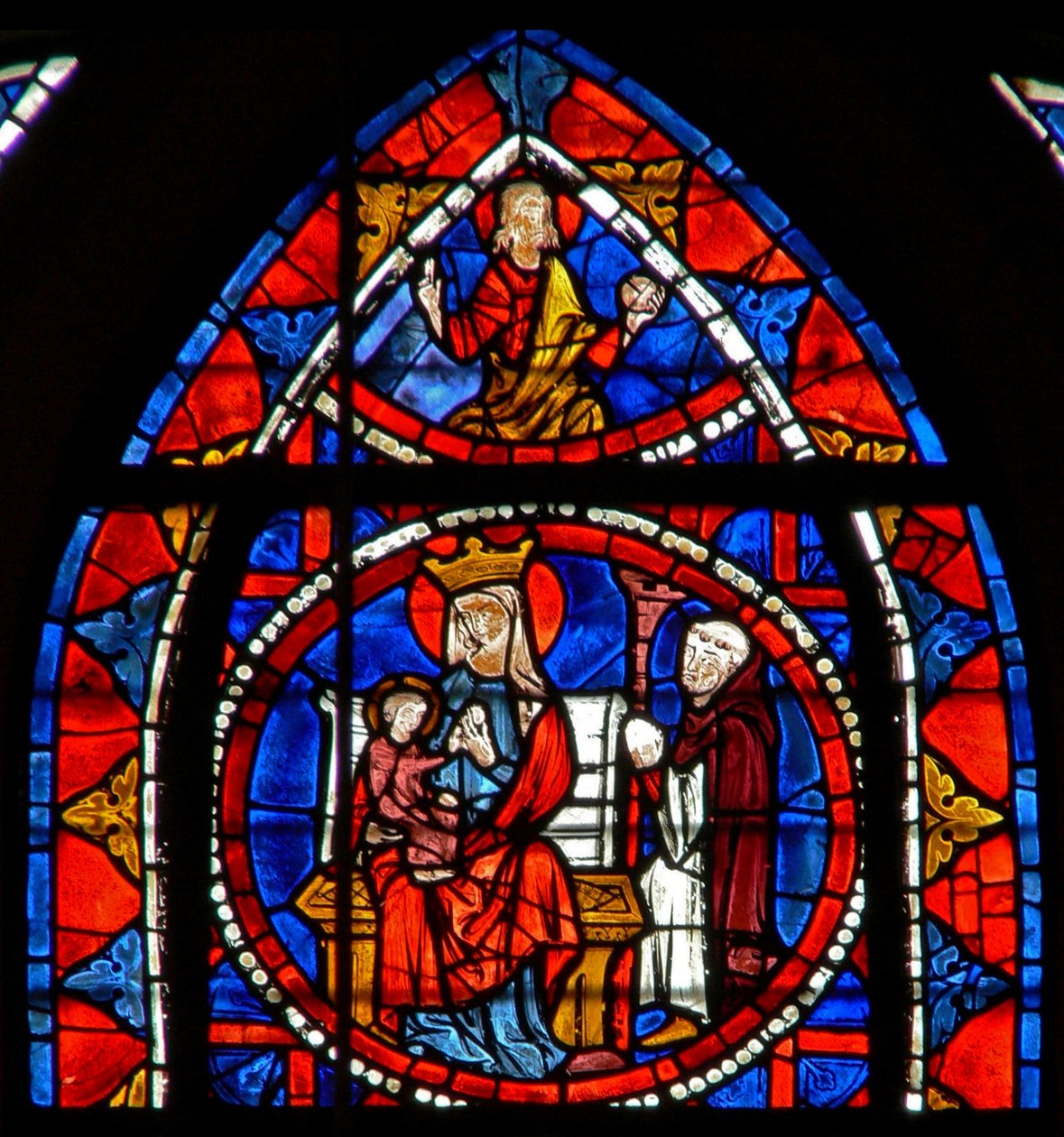 Fenster w109 zeigt den Stifter, der vor der Jungfrau und dem Kind kniet: Christus in Herrlichkeit von French School