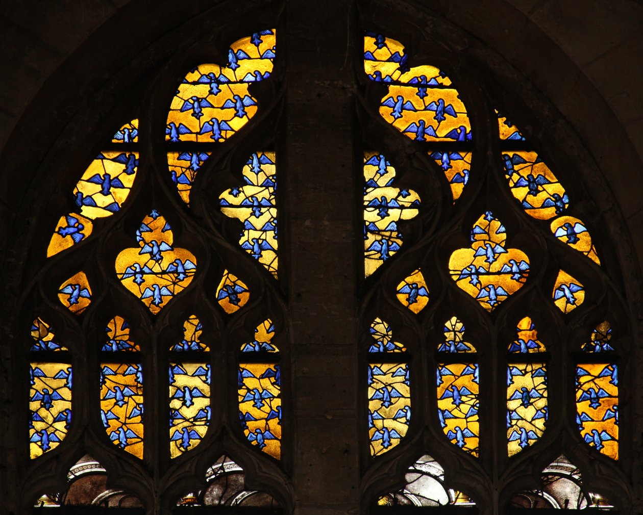 Fenster w11 zeigt heraldische Adler des Wappens der Montmorencys von French School