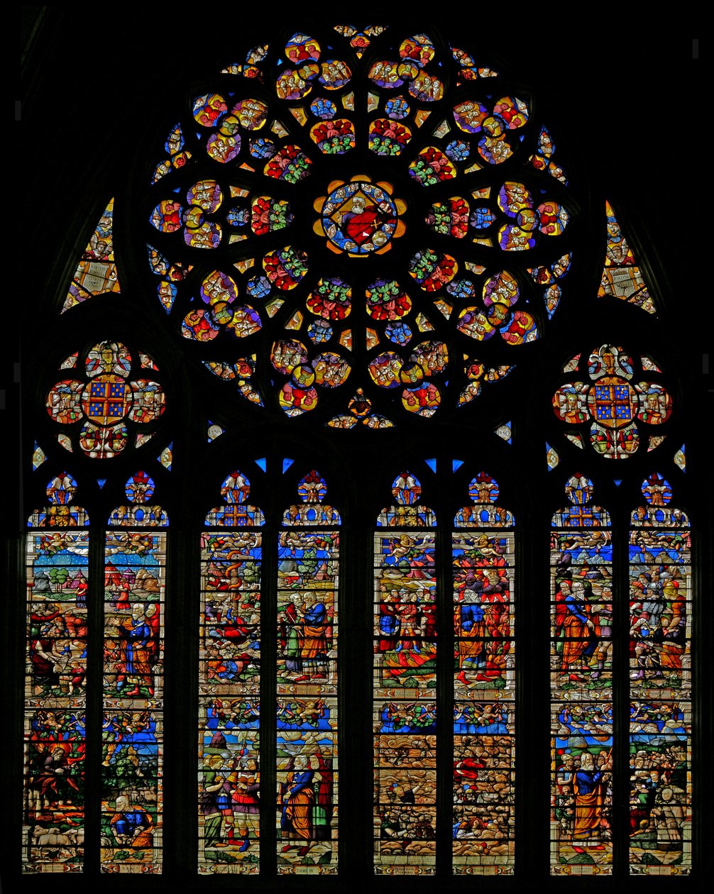 Fenster w120, in der Rosette: Gottvater umgeben von Cherubim und Engeln. In den Lanzetten: das Leben des Moses von French School