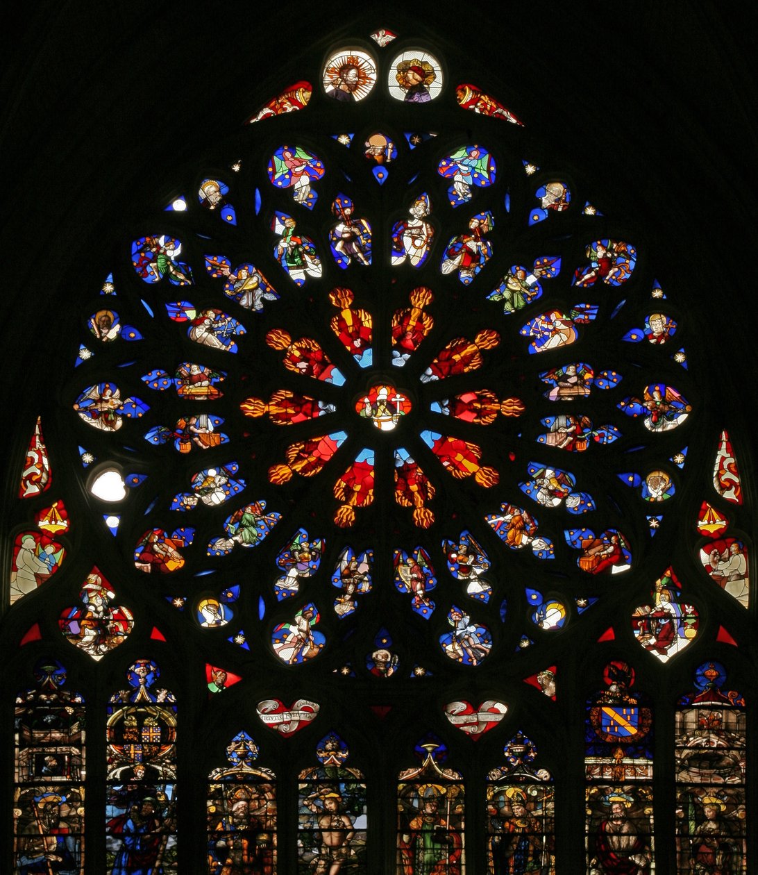 Fenster w135, Gott, Seraphim, musizierende Engel und zehn der Apostel. Die Lanzetten darunter enthalten späte C16-Figuren, die Schutzheiligen der damaligen Kanoniker: St. Jakob, St. Christophorus, St. Karl der Große von French School