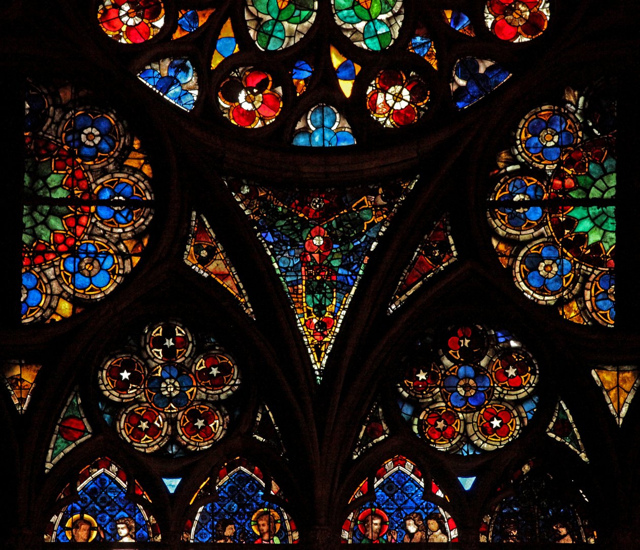 Fenster w17, die Maßwerklichter mit geometrischem und dekorativem Glas darstellend von French School
