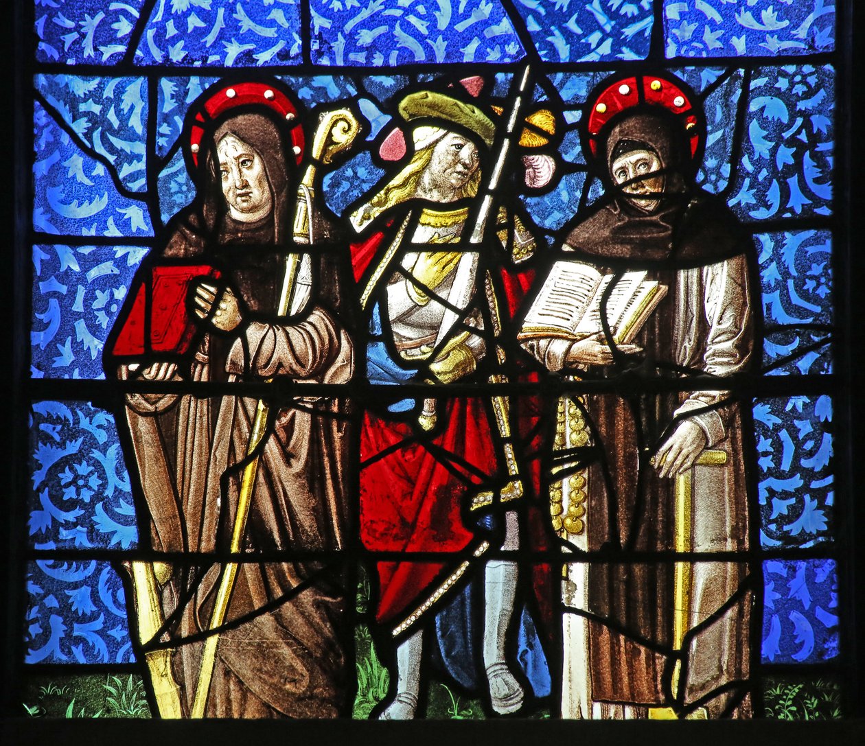 Fenster w20, das St. Dominikus und St. Franziskus mit einem Ritter, der ein Schwert hält, darstellt von French School