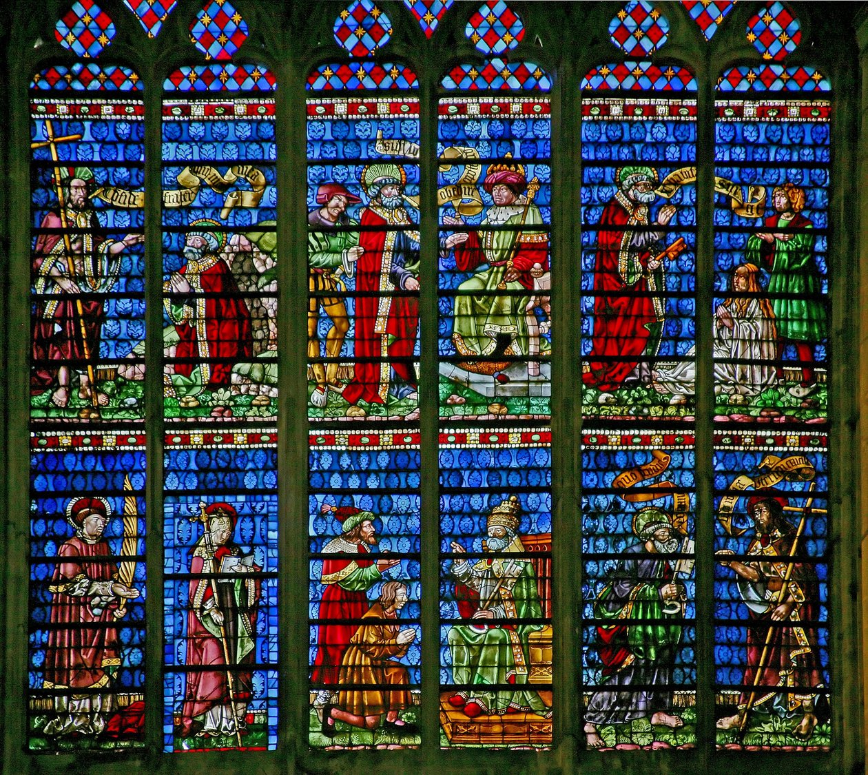 Fenster w227 zeigt das Fenster von St. Peter und St. Paul von French School