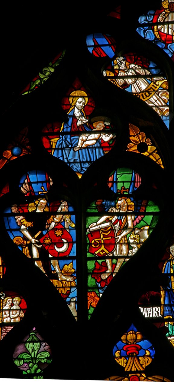 Fenster w232 zeigt Maßwerklichter mit Engeln, die Wappenschilde tragen von French School