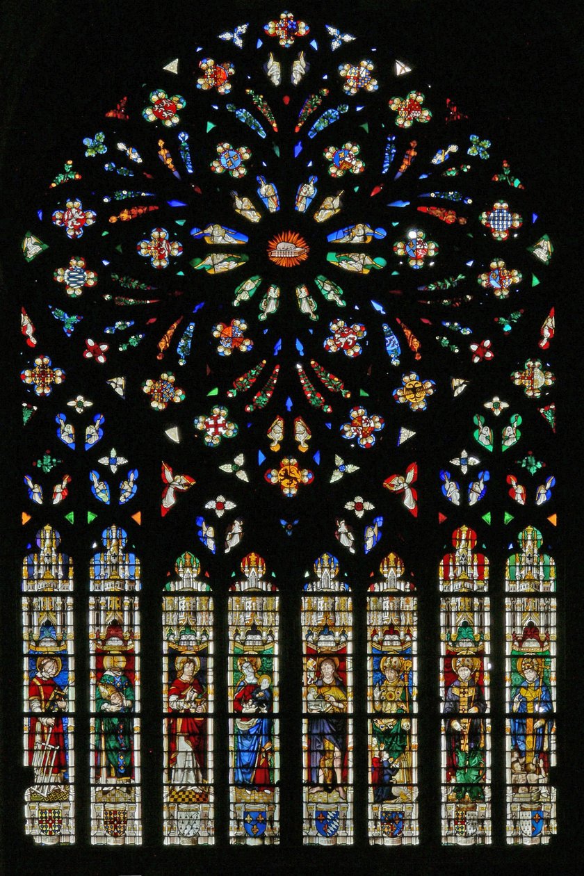 Fenster w237, das westliche Rosenfenster, Darstellung des Lammes der Apokalypse (20. Jh.) im Zentrum, umgeben von 12 Engelmusikern; Wappen, darunter Montmorency-Laval, Bertrand Duguesclin und Oli von French School