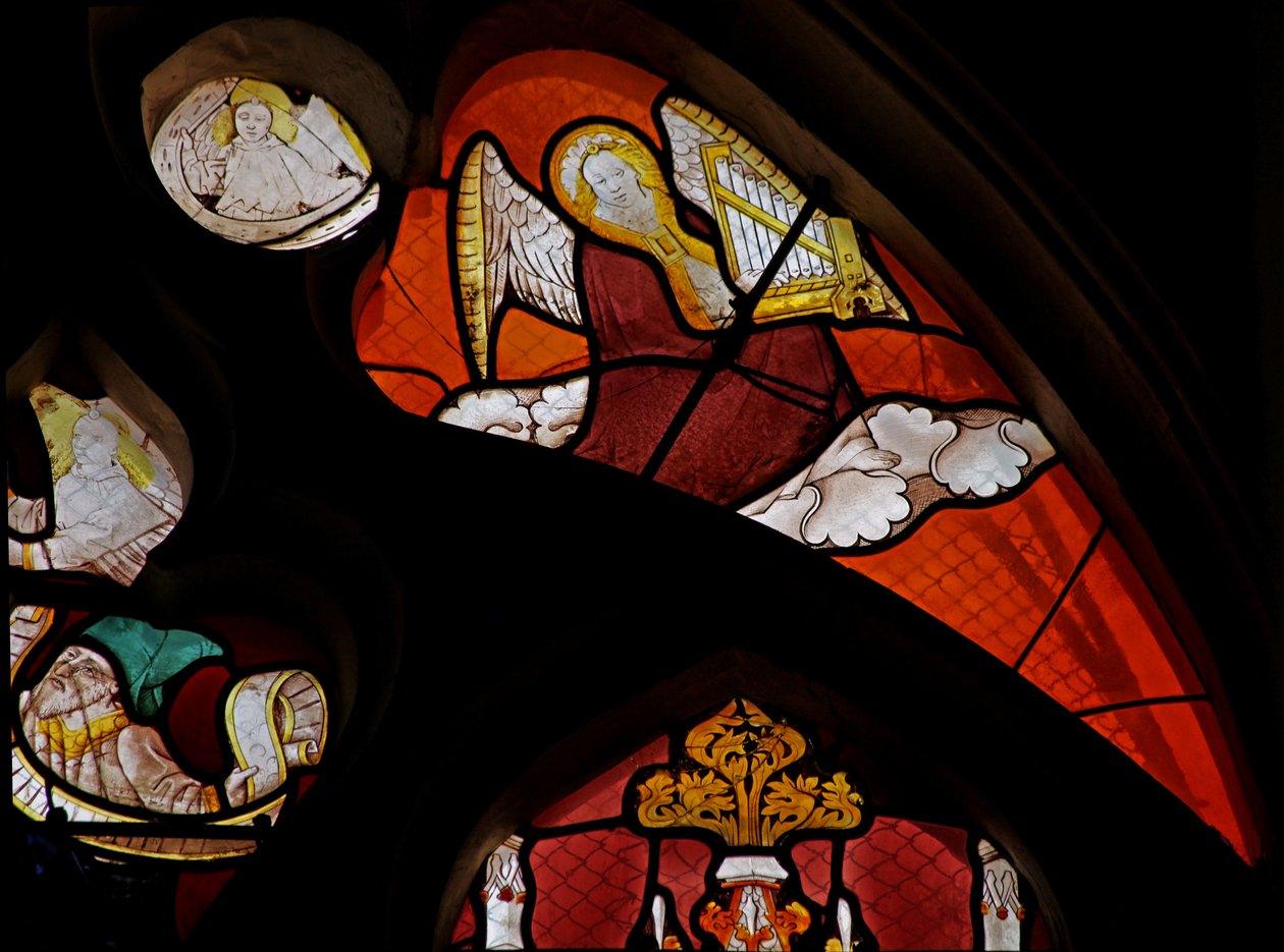 Fenster w44 mit einem musizierenden Engel mit einer Orgel von French School