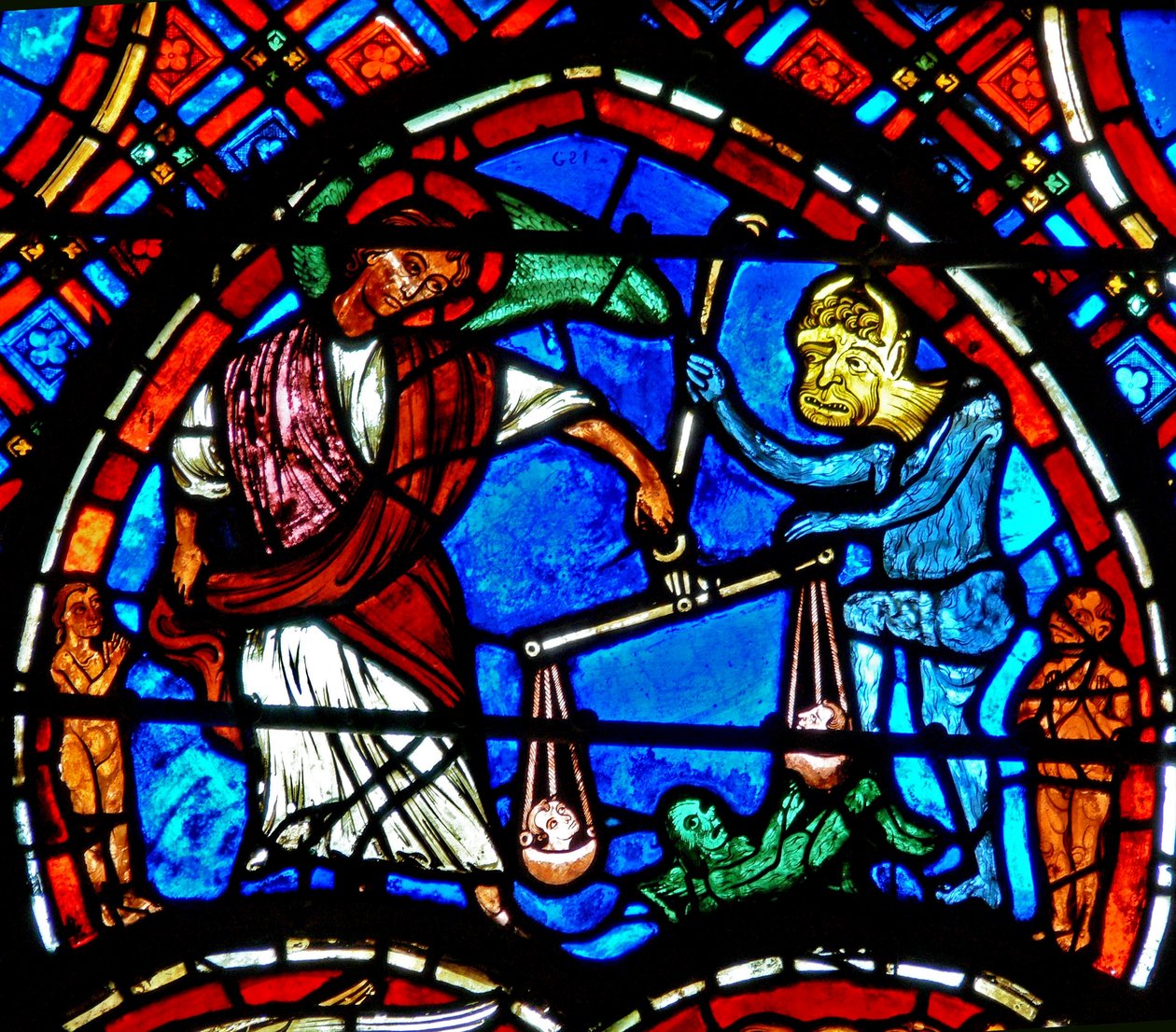 Fenster w4 mit einer Szene aus dem Jüngsten Gericht: St. Michael wiegt die Seelen von French School