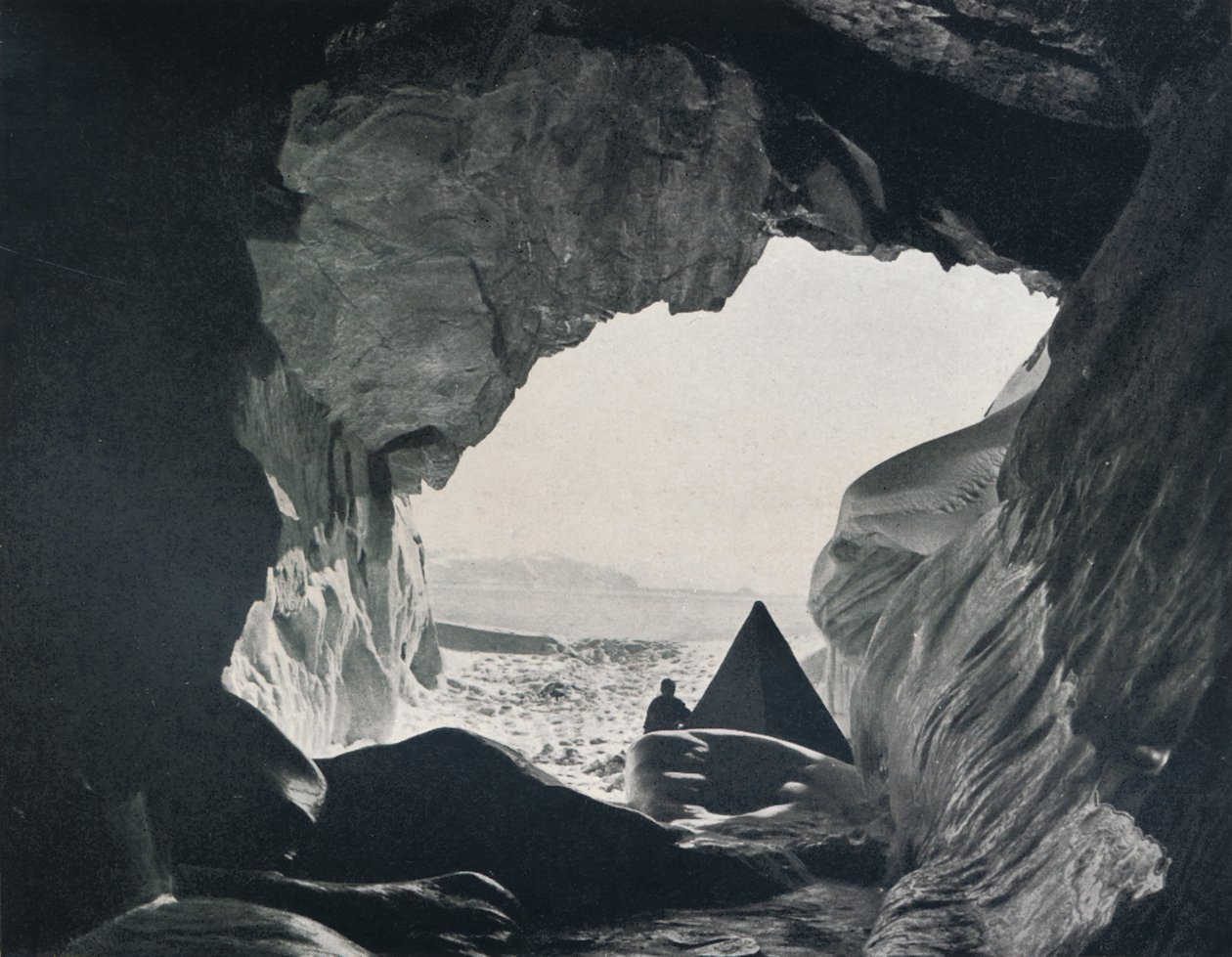 Lager in der Höhle unter Penelope Point, 1912, 1913 von G. Murray Levick