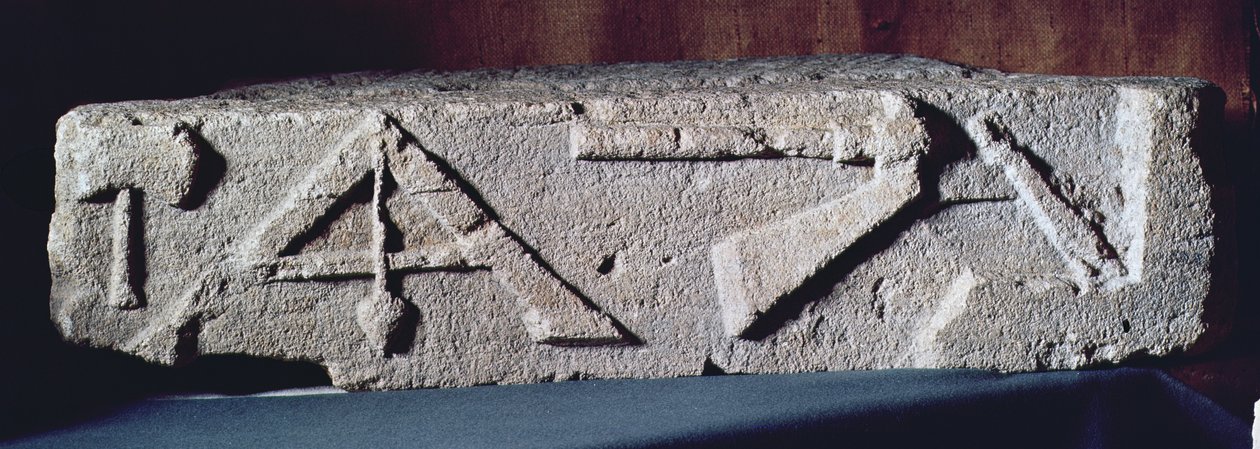 Relief, das die Werkzeuge eines Steinmetzes darstellt, 2.-3. Jahrhundert von Gallo Roman
