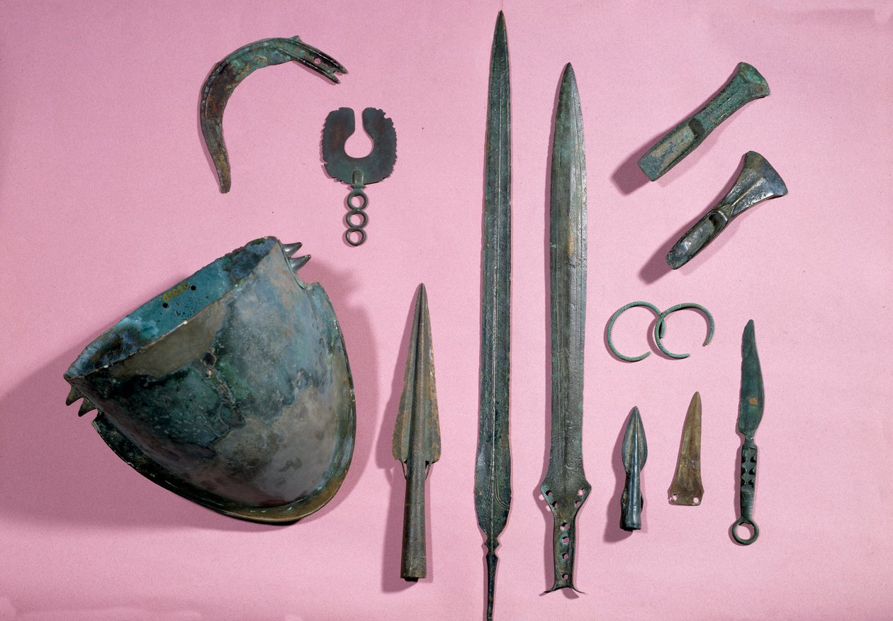 Gallische Kunst: Bronzehelm, Axt, Sichel, Schmuck, Schwert, Armreif, Spitze von Theil a Billy sur Loir von Gaulish Gaulish