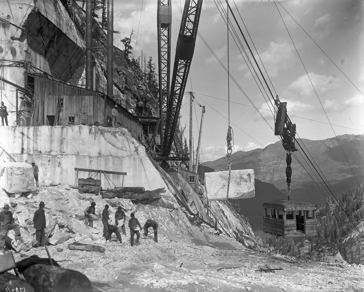 Yule-Steinbruch - Kran- und Kraftwerkseinrichtungen der Yule Marble Co., nahe dem Kopf von Yule Creek, südlich von Marble, Colorado, ca. 1910 von George Lytle Beam