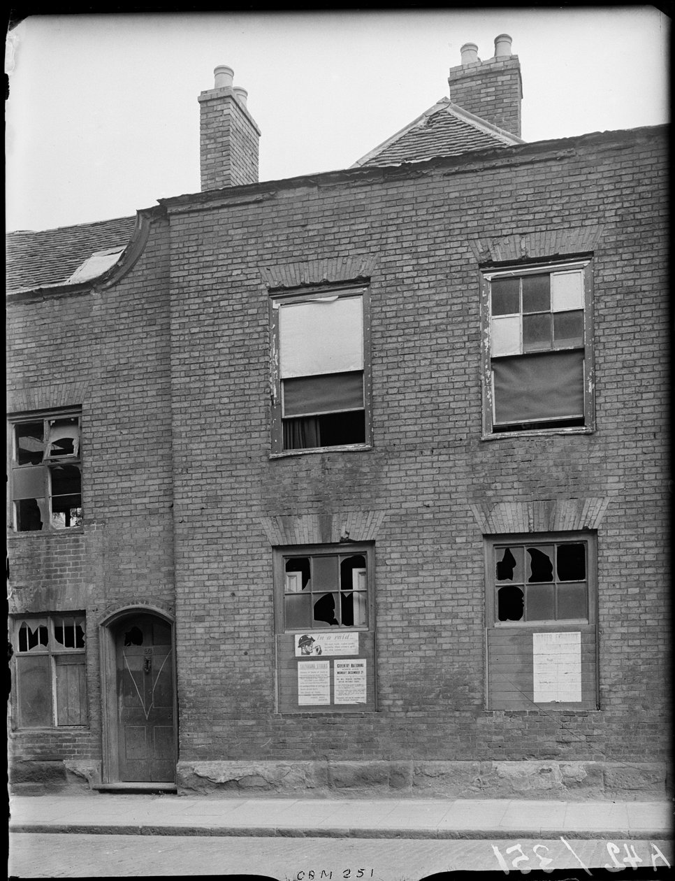 Little Park Street, Coventry, 1941 von George Bernard Mason