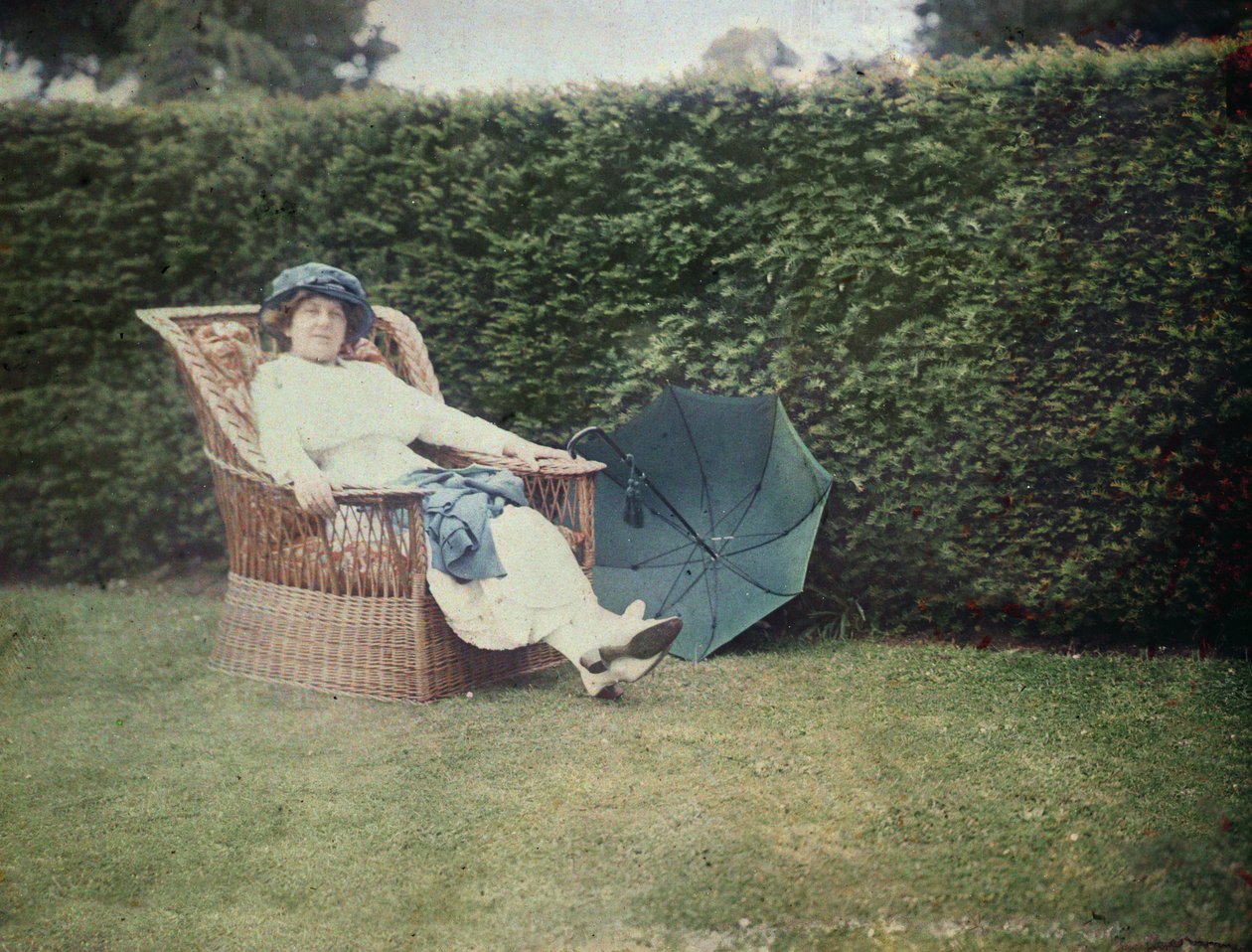 Frau, die in einem Gartenstuhl sitzt von George Bernard Shaw