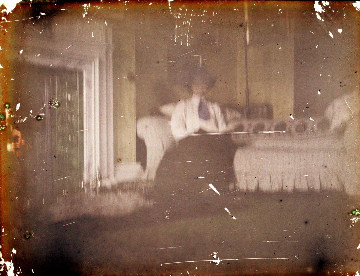 Frau sitzt auf einem Sofa, ca. 1910 (Autochrom) von George Bernard Shaw