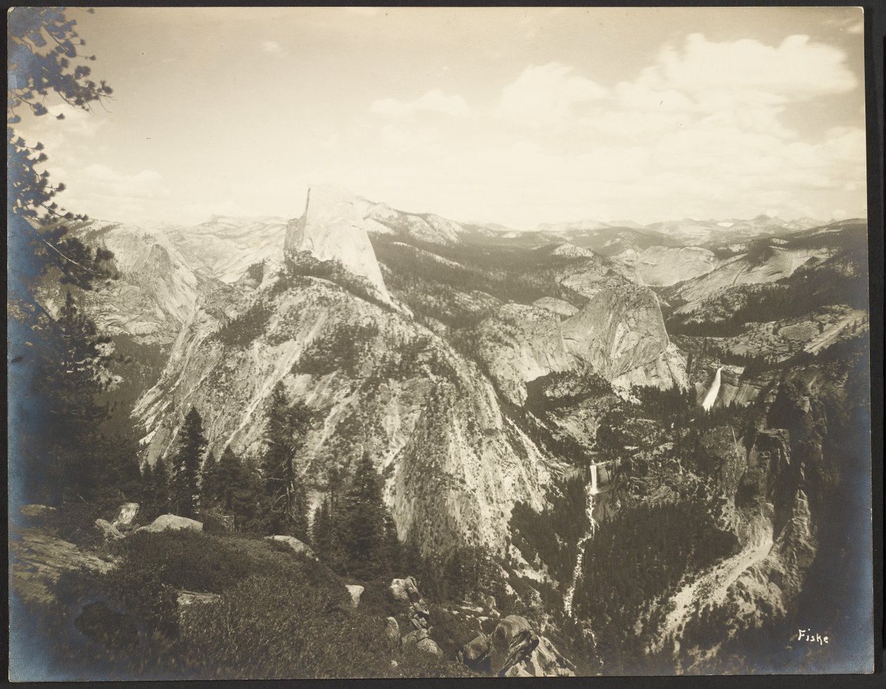 Rückseite des Half Dome - Vernal und Nevada Falls von nahe Glacier Point - Yosemite von George Fiske