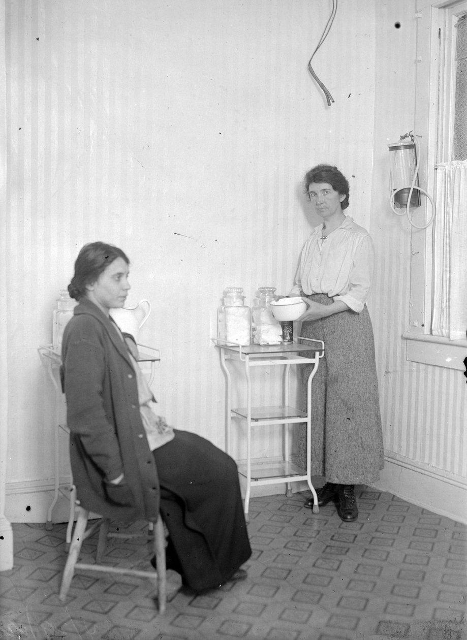 Margaret Sanger mit ihrer Kollegin Fania Mindell, in der Klinik in Brownsville, Brooklyn, ca. 1916 von George Grantham Bain