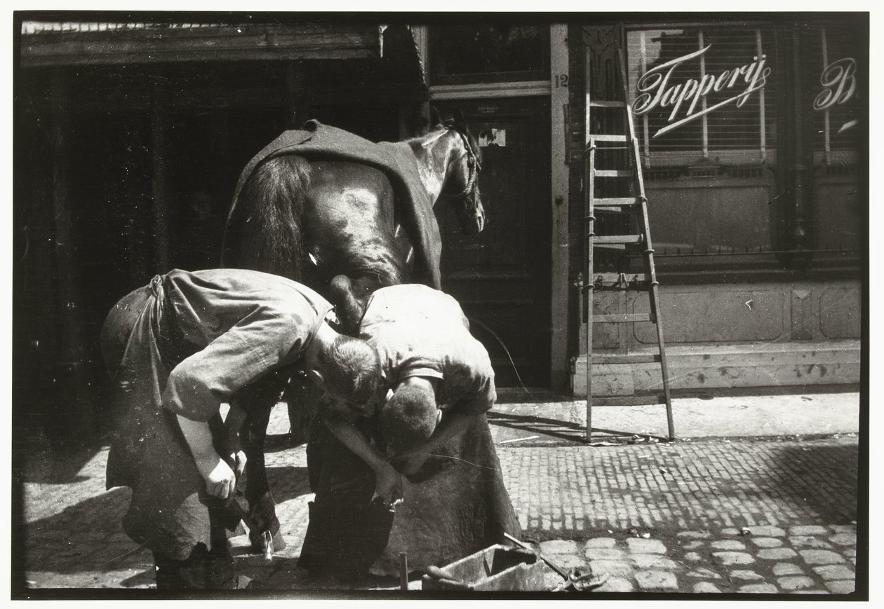 Hufschmied bei der Arbeit mit einem Pferd von George Hendrik Breitner